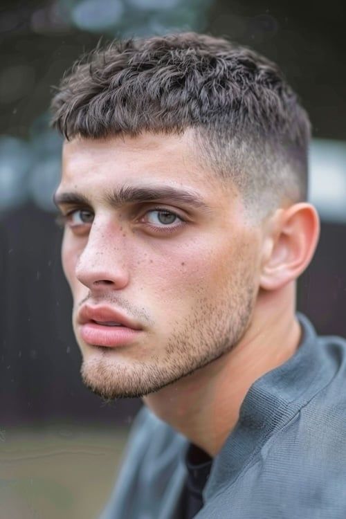 Corte de pelo Edgar cepillado hacia delante con cinta para hombres.