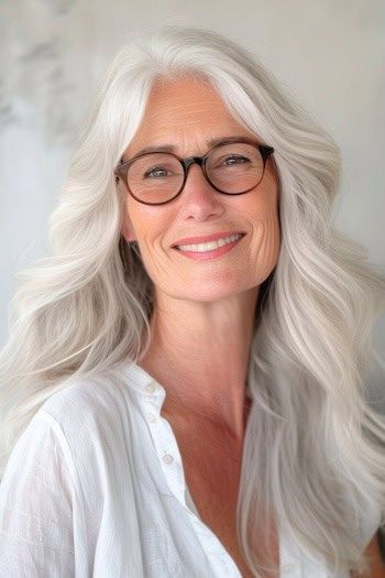 Peinado con ondas largas para mujeres de más de 70 años con gafas.