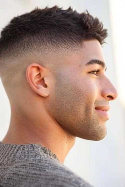 Corte de pelo corto calvo para hombre.