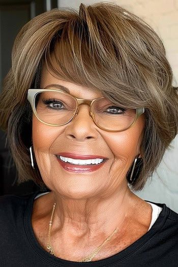 Peinado corto a capas con mechas balayage para mujeres de más de 70 años con gafas.