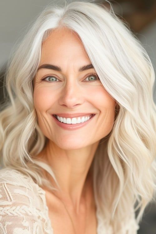 Suave alero blanco en hermosa mujer de más de 40 años.