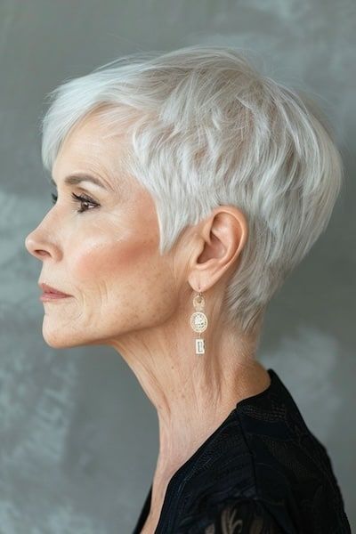 Peinado pixie blanco rapado para mujeres de más de 70 años.