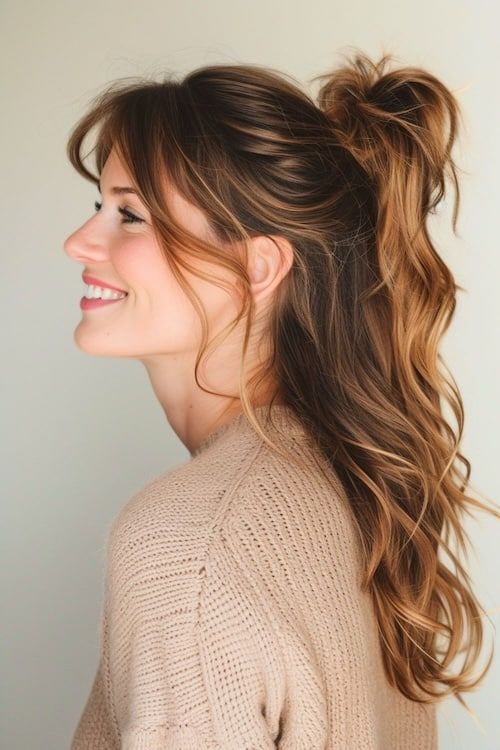 Hermosa mujer de unos 40 años con pelo largo castaño y media coleta.