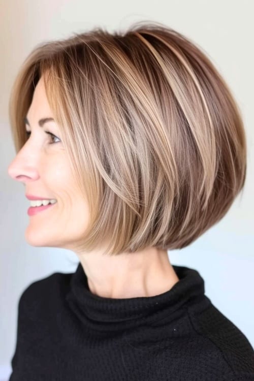 Corte de pelo corto en una mujer mayor sonriente, vista lateral.