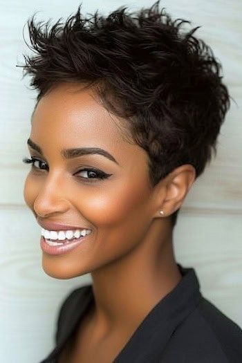 Spiky Pixie peinado corto para las mujeres negras.
