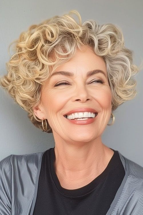Peinado rubio pixie bob rizado para mujeres de más de 50 años.