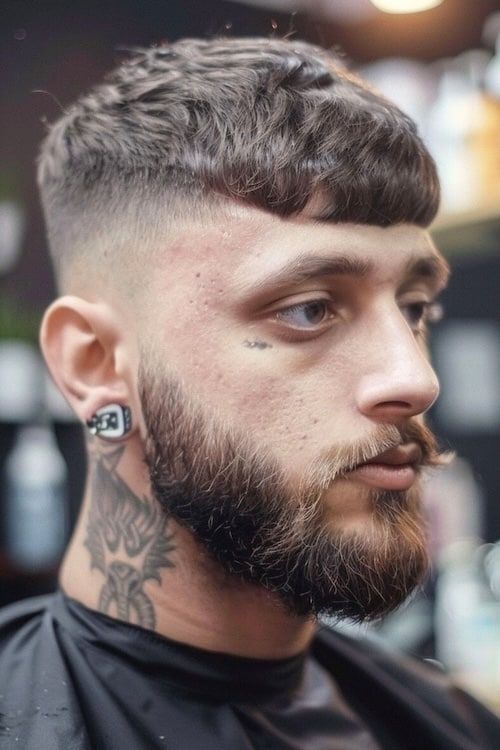 Corte de pelo Edgar para hombres con barba.