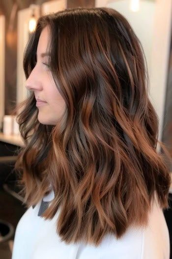 Chocolate Oscuro con Castaño Balayage Hair Color Idea.