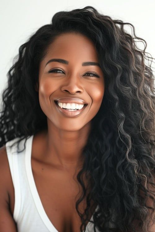 Hermosa mujer negra de unos 40 años con largos rizos.