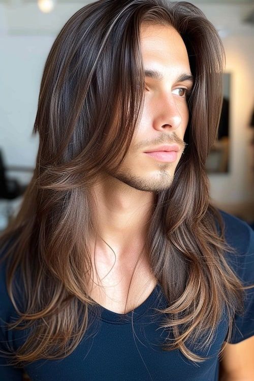 Peinado de capas largas en hombre joven.