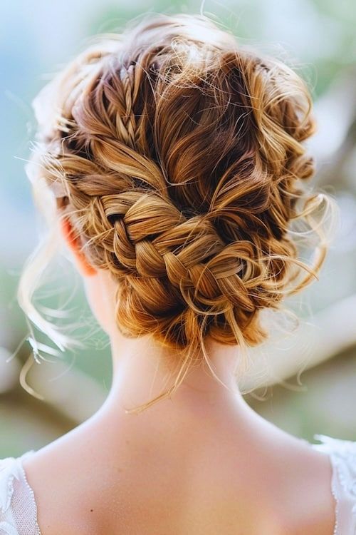 Idea de peinado de graduación con moño trenzado despeinado y mechas.