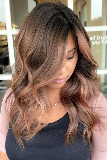 Chocolate Oscuro con Oro Rosa Balayage Hair Color Idea.