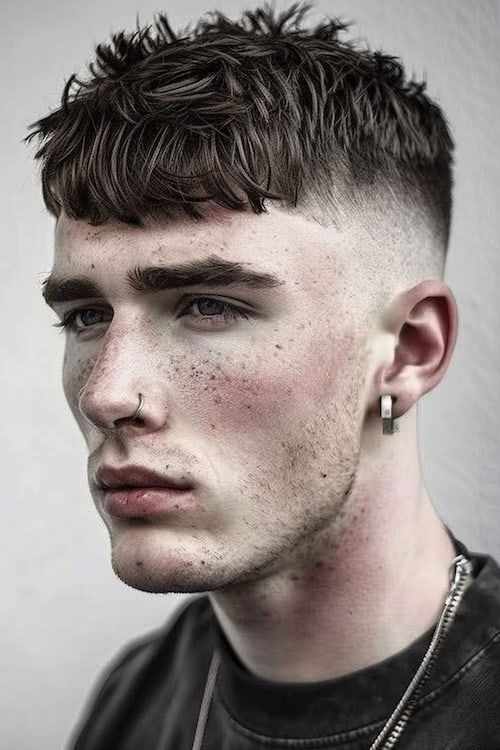 Corte de pelo Edgar texturizado con desvanecimiento medio. Corte recortado para hombre.