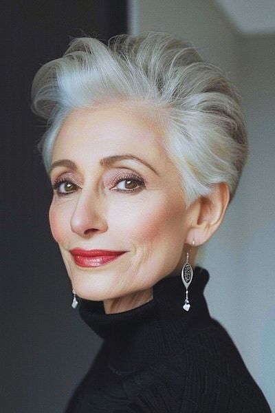 Corte de pelo Pixie despeinado y voluminoso para mujeres de más de 60 años.