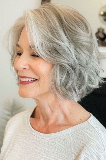 Peinado Bob ondulado para mujeres de más de 50 años con pelo fino.