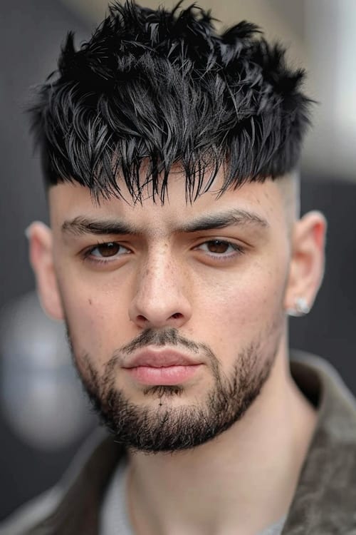 Corte de pelo Edgar en punta con flequillo largo peinado de hombre.