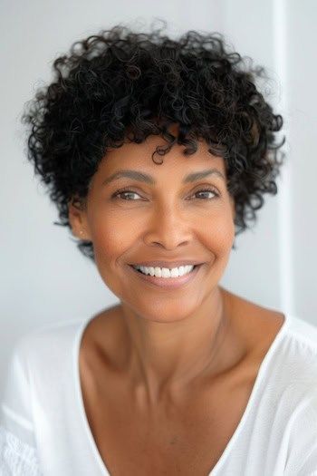 Pixie rizado peinado corto para las mujeres negras.