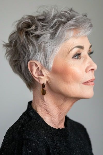 Peinado pixie plateado para mujeres de más de 70 años.