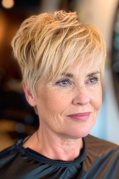 Corte de pelo Pixie peinado hacia delante para mujeres de más de 60 años.