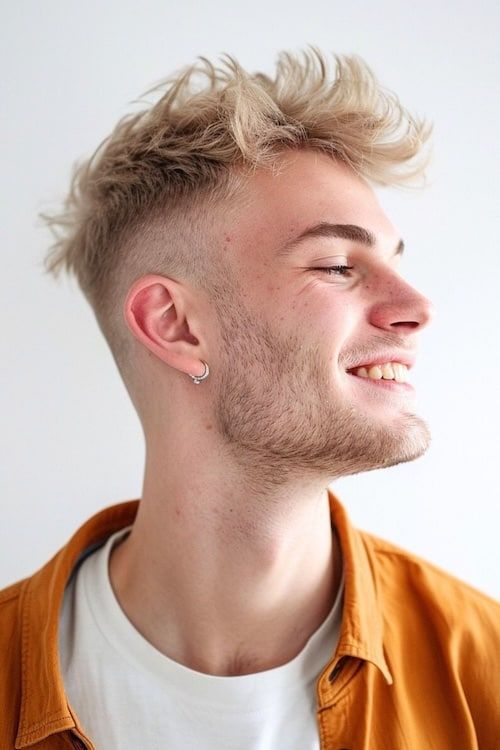 Corte de pelo desordenado y texturizado para hombre.