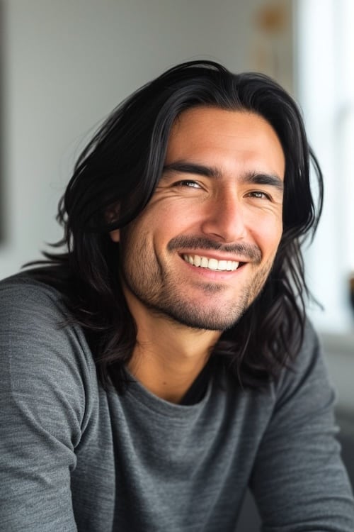 Capas hasta los hombros con raya al centro en hombre sonriente.