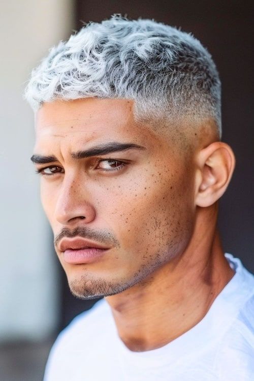 Corte Edgar plateado con peinado mid fade para hombre.