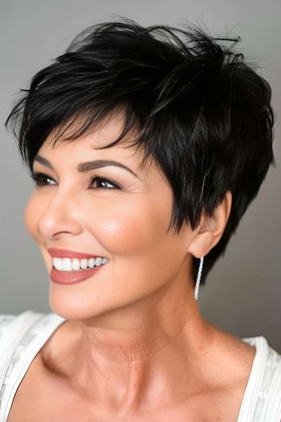 Corte de pelo Pixie despeinado para mujeres de más de 60 años.