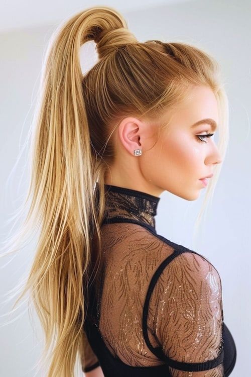 Idea de peinado de graduación con coleta alta rubia.