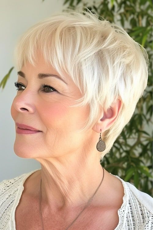 Corte de pelo corto a capas para cabello fino en mujer mayor.