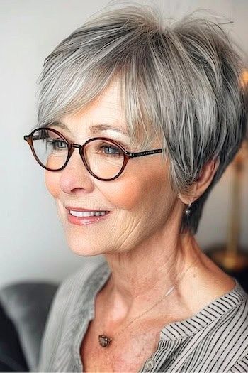 Peinado Wispy Pixie Cut para mujeres de más de 70 años con gafas.