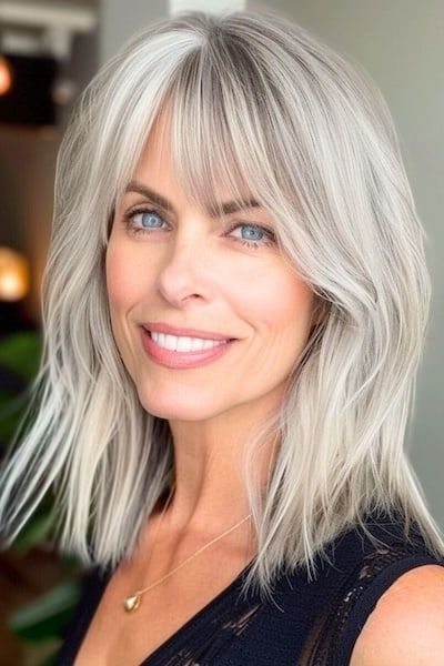 Lob con flequillo Wispy Peinado para mujeres mayores de 40 años con flequillo.