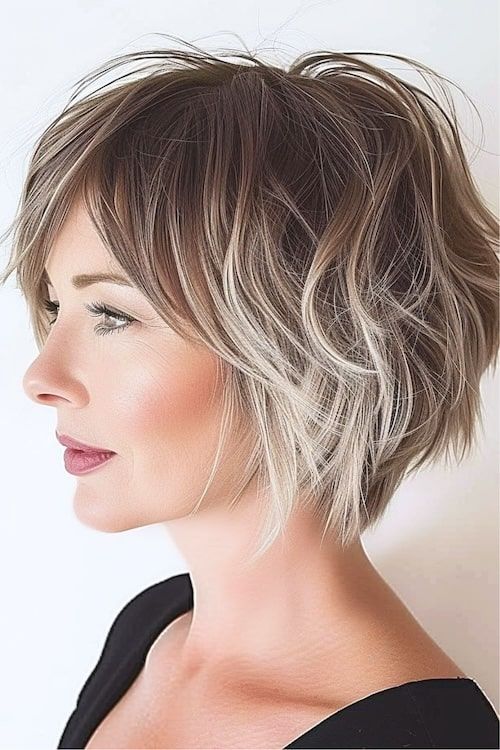 Corte pixie ombre en mujer mayor, vista lateral.