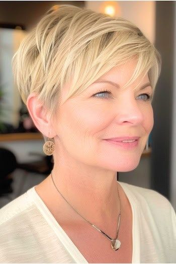 Pixie con flequillo barrido de lado peinado para mujeres mayores de 50 años con el pelo fino.