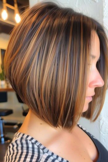 Castaño oscuro con reflejos dorados Balayage Idea de color de pelo.