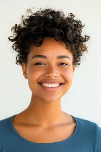 Pixie rizado voluminoso peinado corto para las mujeres negras.