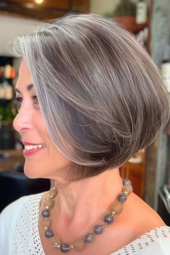 Peinado Bob invertido para mujeres de más de 50 años con pelo fino.