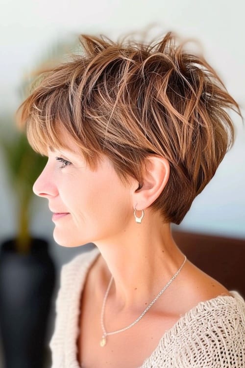 Corte pixie a capas peinado wash and wear para mujeres de más de 60 años.