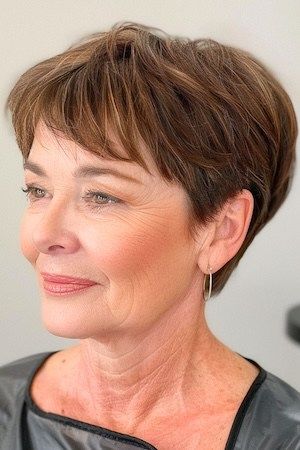 Pixie con flequillo peinado para mujeres mayores de 50 años con caras redondas.