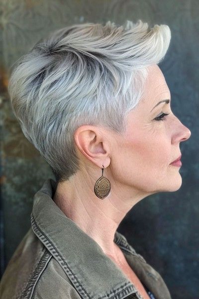 Corte de pelo Pixie voluminoso con decoloración para mujeres de más de 60 años.