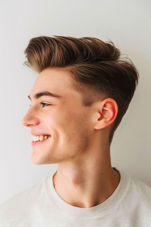 Peinado sobre corte de pelo desteñido en joven sonriente.