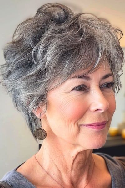 Peinado Pixie con textura de plumas para mujeres de más de 60 años con cabello fino.