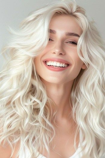 Largas ondas platinadas que enmarcan el rostro.