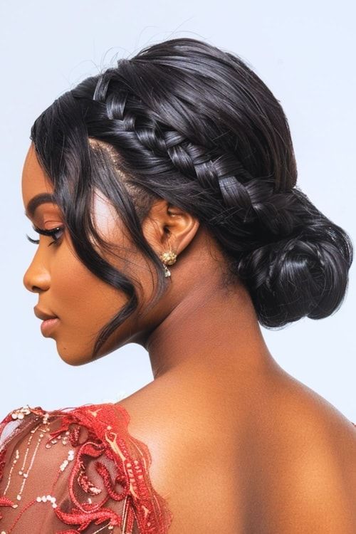 Trenza de lado con moño bajo idea de peinado de graduación negro.