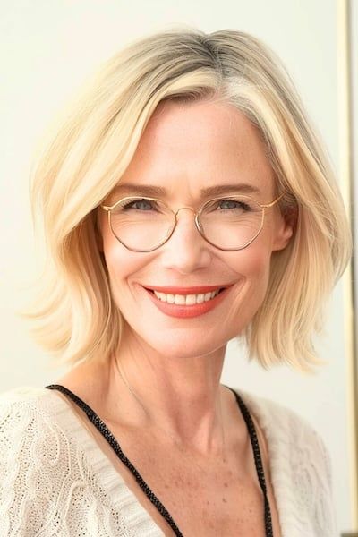 Peinado Bob texturizado para mujeres de más de 40 años con gafas.