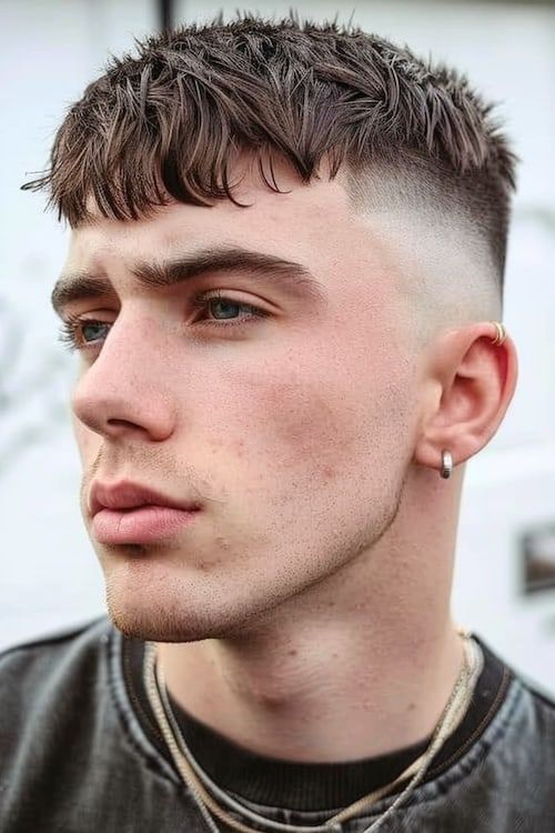 Corte de pelo Edgar texturizado con desvanecimiento de piel alto. Corte Edgar para hombre.