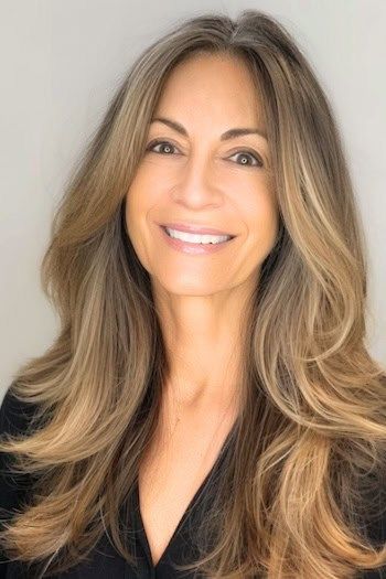 Peinado de capas largas con mechas para mujeres de más de 50 años con pelo fino.