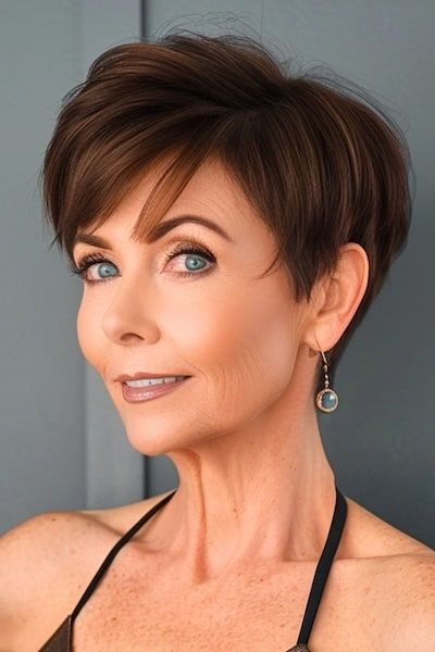 Corte de pelo Pixie con capas voluminosas para mujeres de más de 60 años.