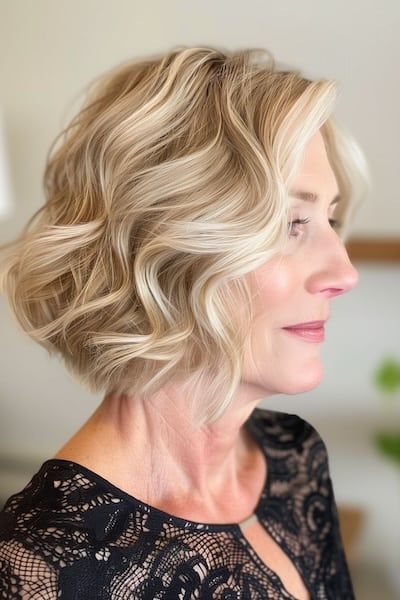 Peinado Wavy Lob para mujeres de más de 50 años.