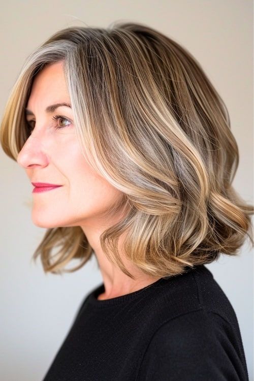 Peinado lob balayage, vista lateral, en mujer de 40 años.