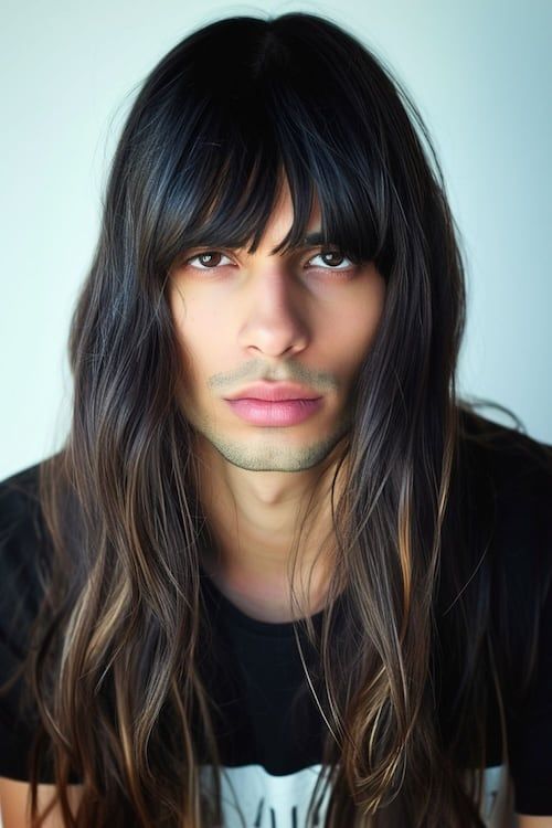 Corte de pelo largo con flequillo despuntado en hombre joven.